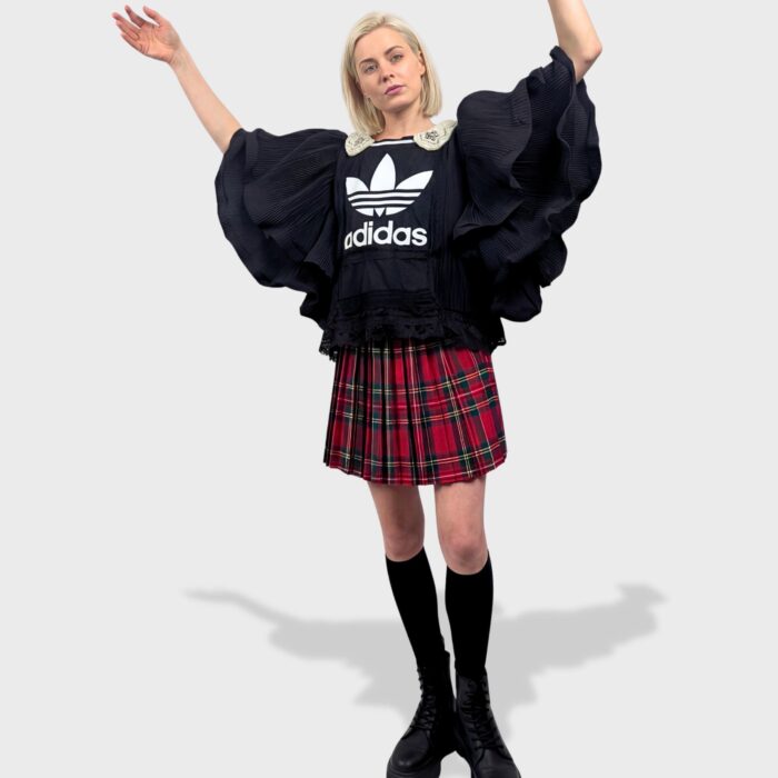 haut adidas upcycle avec manches evasees et dentelle noire par la créatrice Aliona Sama