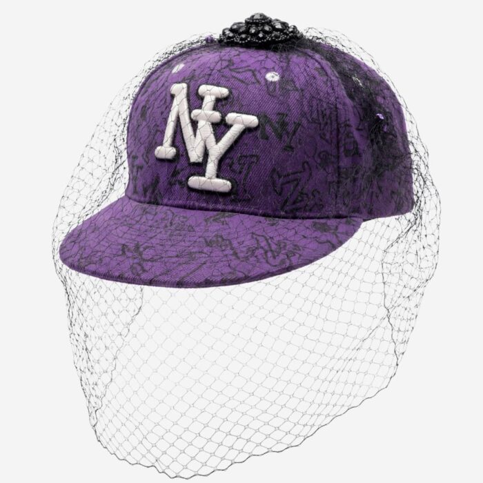 Casquette voilette noire et violette avec perles noires brillantes upcyclée par Aliona Sama