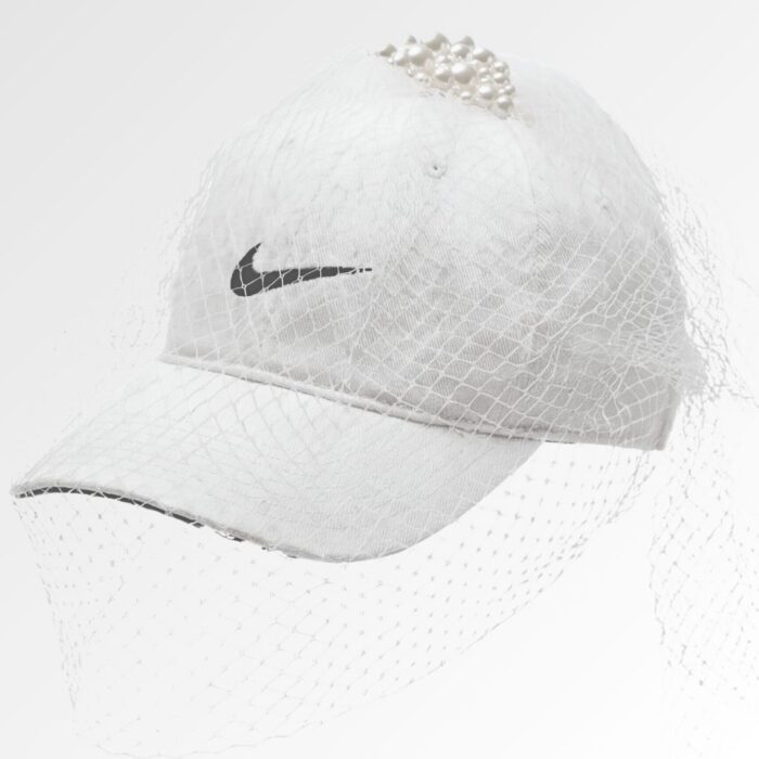 Casquette voilette blanche avec virgule avec perles pour cocktails et mariages.