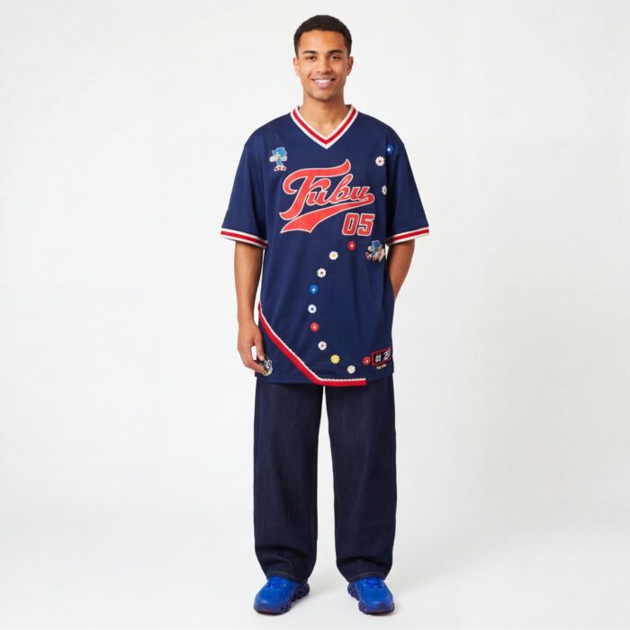 T-shirt basket Fubu & Sonic reworked années 90's porté par un homme métisse de plein pied face, création de Aliona Sama.