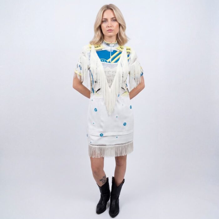 Robe cycliste western blanche et jaune fluo upcyclée par Aliona Sama avec des fleurs turquoises brodées vue de face sur mannequin blonde