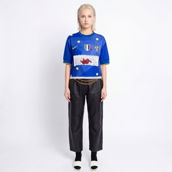 Maillot Juventus x Spider-Man upcyclé avec dentelles et fleurs vue de plein pied de face