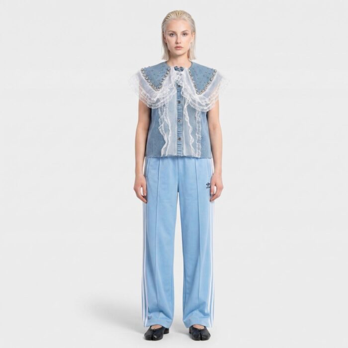 Gilet en jean "Winnie & friends" upcyclé par Aliona Sama avec dentelles strass et fleurs