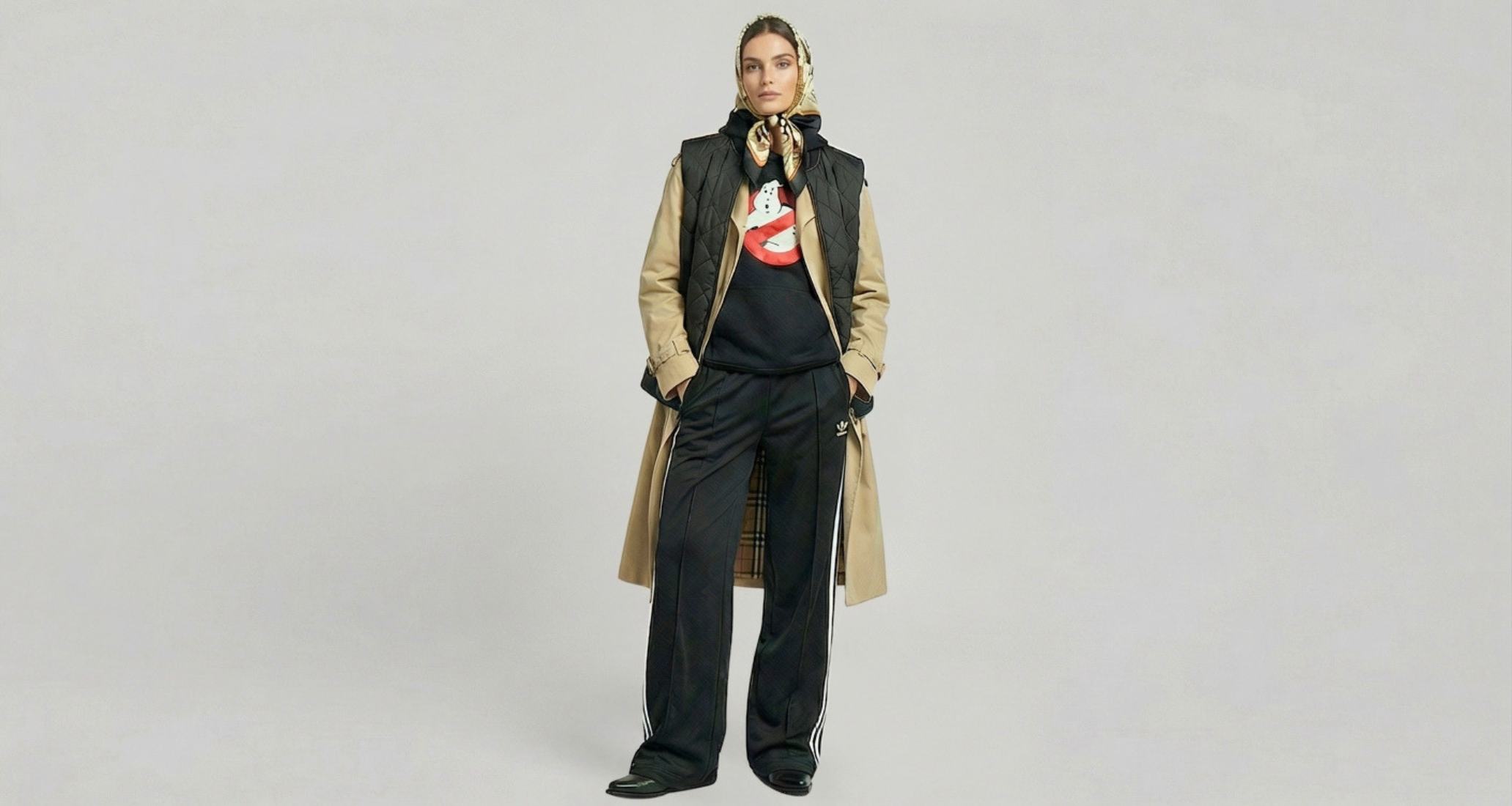 Superposition gilet matelassé sans manches noir sur un beau trench fluide