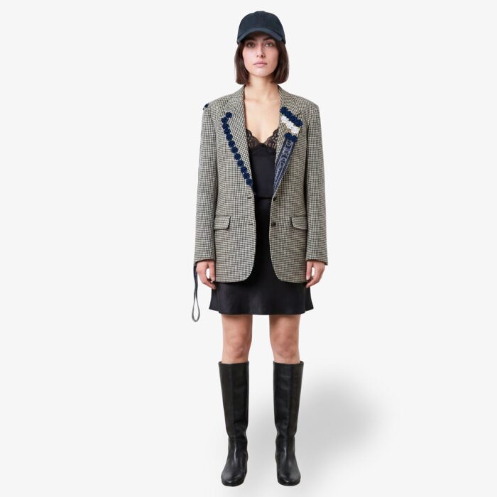Veste de costume Champion.ne reworked avec des motifs pied-de-poule entière faite en laine est upcyclée avec des fleurs brodées.
