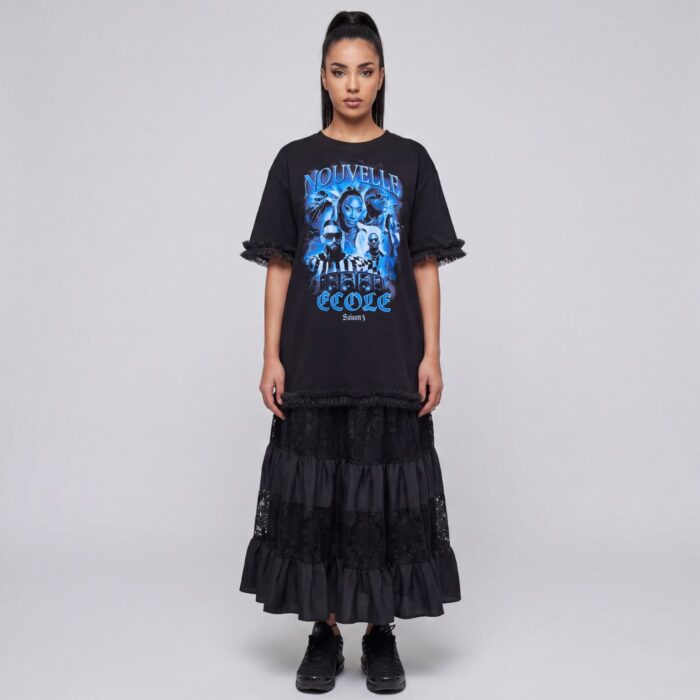 Robe "Nouvelle école" oversized avec dentelle noire et tulle vue de face en plein pied.