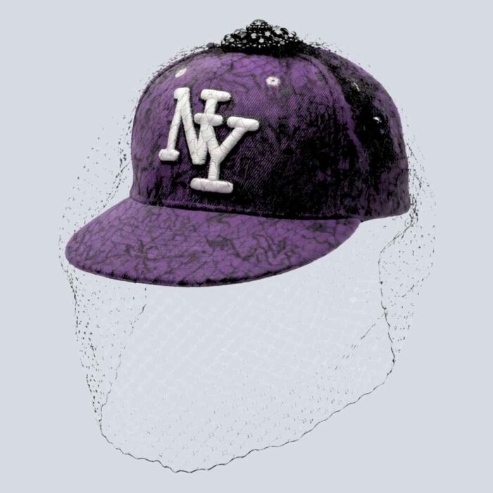 Casquette voilette noire et violette avec perles noires brillantes reworked et upcyclée par Aliona Sama