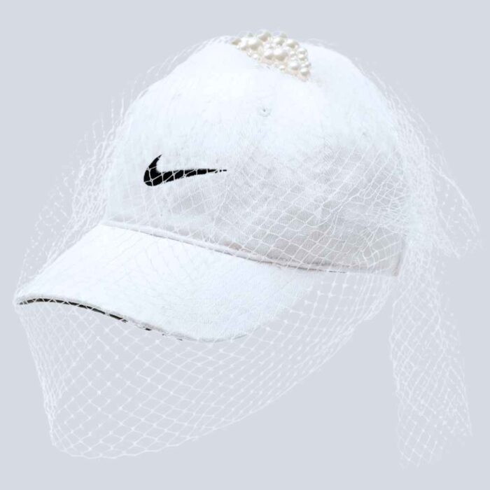 Casquette voilette blanche avec virgule et perles reworked et upcyclée par Aliona Sama