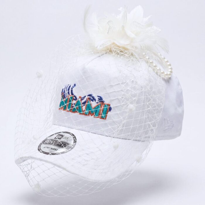Casquette voilette Miami blanche pour cocktails, fêtes et mariages.