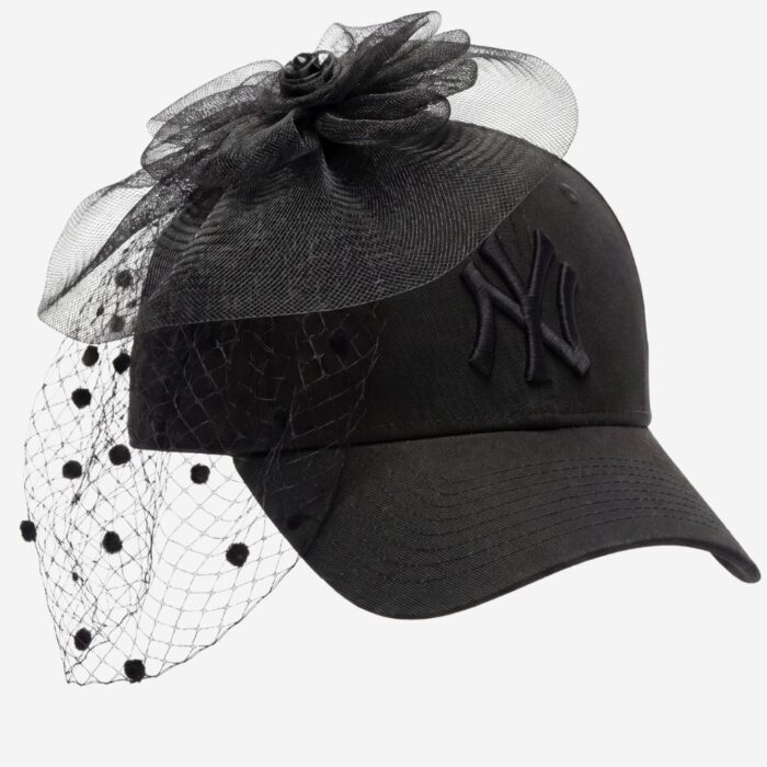 Casquette voilette noire New York yankees pour cocktails et mariages.