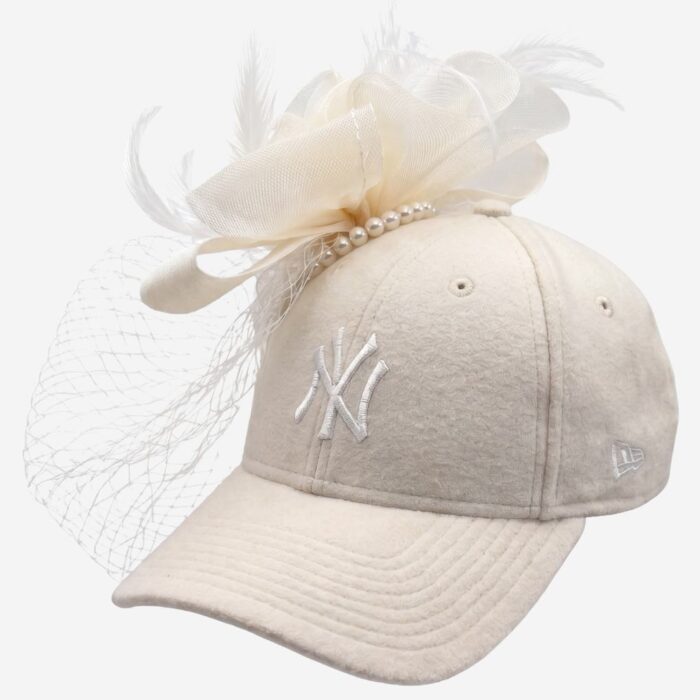 Casquette voilette beige Yankees avec perles pour cocktails et mariages.