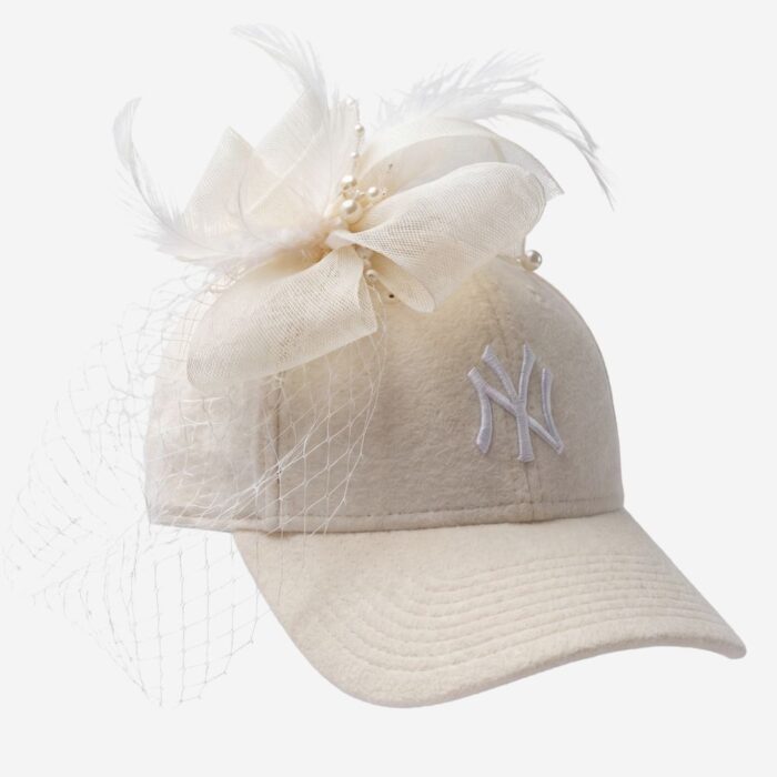 Casquette voilette beige New York yankees pour cocktails et mariages.