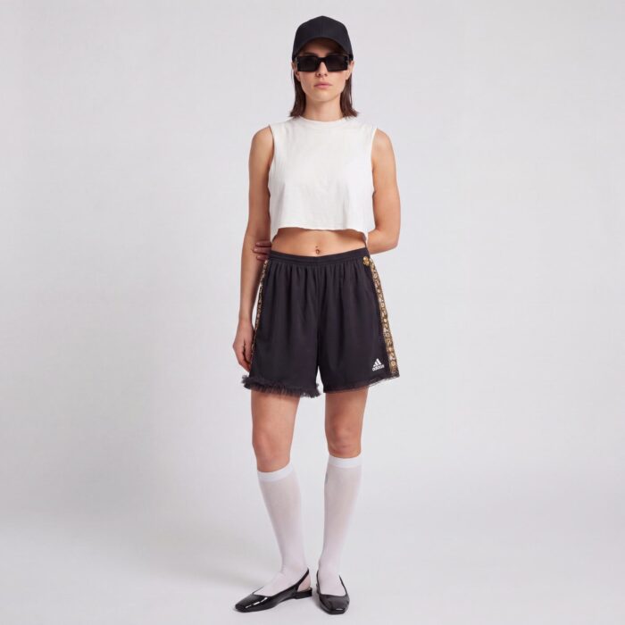 Short 3 bandes x Galon jacquard doré métallisé, strass jaunes brillants et dentelles noires diverses par Aliona Sama.