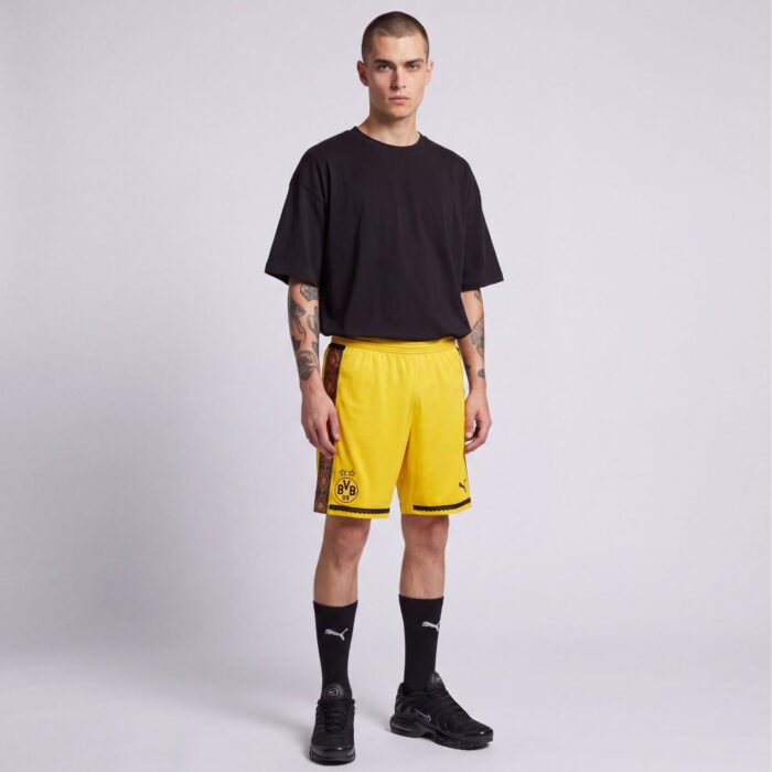 Short BVB x panthère noire Puma vintage upcyclé avec galon folklorique et ethnique doré.